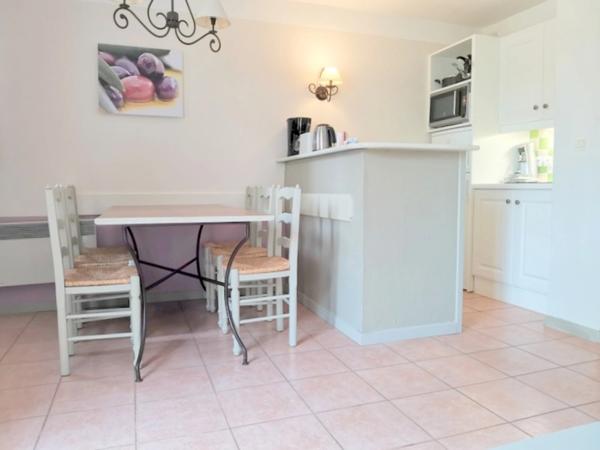 BASTIDON de 45 m2 élévé d'un étage, localisé dans une pinède, situé en angle, deux chambres en étage, terrasse , jardin et tranquillité