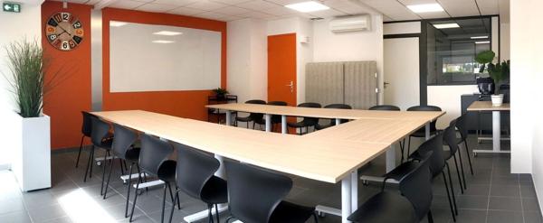 À LOUER - BUREAUX MEUBLÉS DE 67 M² - PMR - RDC- HYPER-CENTRE DE MONTROND-LES-BAINS