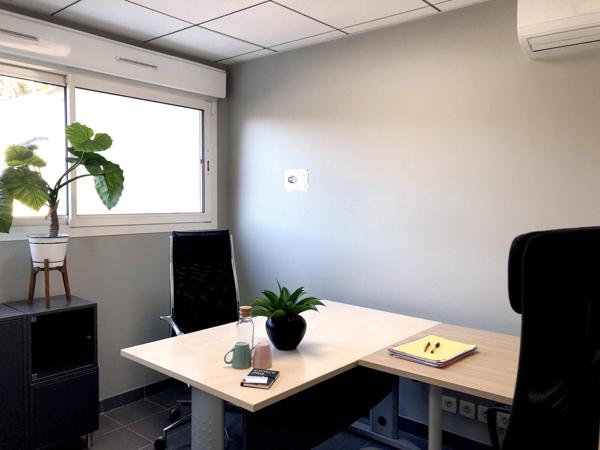 À LOUER - BUREAUX MEUBLÉS DE 67 M² - PMR - RDC- HYPER-CENTRE DE MONTROND-LES-BAINS