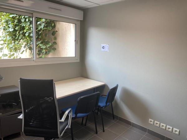 À LOUER - BUREAUX MEUBLÉS DE 67 M² - PMR - RDC- HYPER-CENTRE DE MONTROND-LES-BAINS