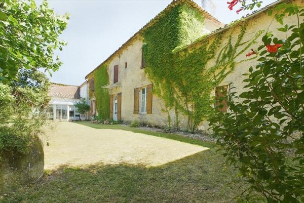 Propriété en position dominante avec 3 logements, environ 18 Hectares- Piscine Pineuilh