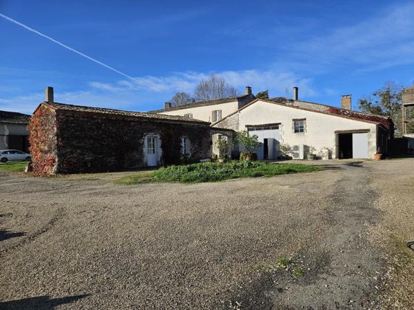 Propriété en position dominante avec 3 logements, environ 18 Hectares- Piscine Pineuilh