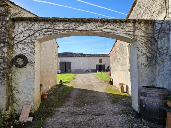 Propriété en position dominante avec 3 logements, environ 18 Hectares- Piscine Pineuilh