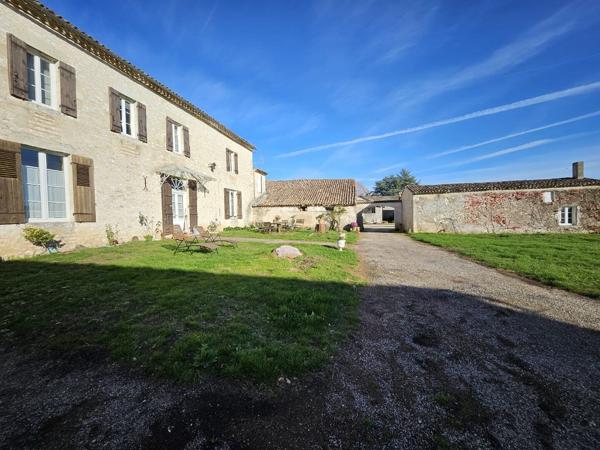 Propriété en position dominante avec 3 logements, environ 18 Hectares- Piscine Pineuilh