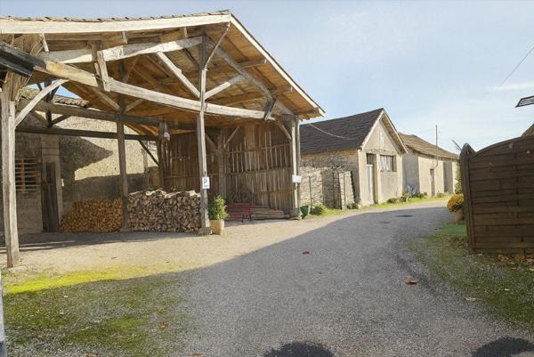 Propriété en position dominante avec 3 logements, environ 18 Hectares- Piscine Pineuilh