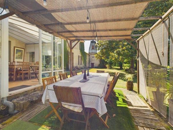 Propriété en position dominante avec 3 logements, environ 18 Hectares- Piscine Pineuilh