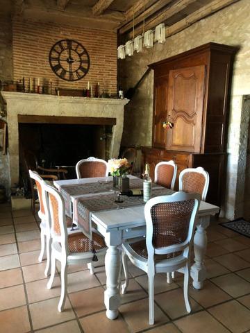 Propriété en position dominante avec 3 logements, environ 18 Hectares- Piscine Pineuilh