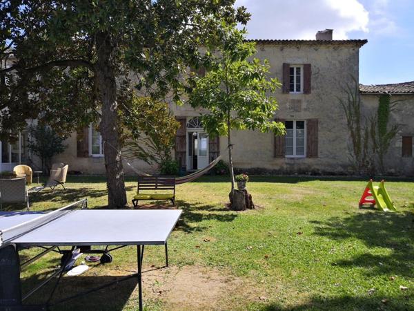 Propriété en position dominante avec 3 logements, environ 18 Hectares- Piscine Pineuilh