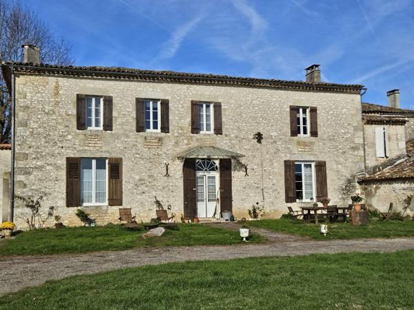 Propriété en position dominante avec 3 logements, environ 18 Hectares- Piscine Pineuilh