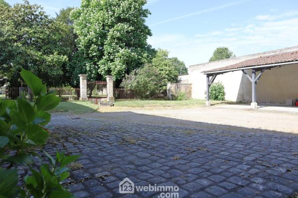 Maison 390 m² à Lussac-les-Châteaux 86320
