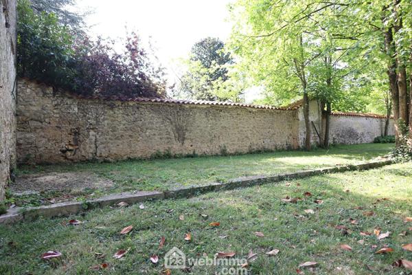 Maison 390 m² à Lussac-les-Châteaux 86320