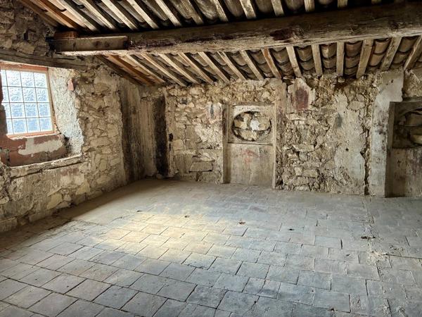 Maison de ville avec grande cour, garage et cave. Sigean