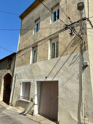 Maison de ville avec grande cour, garage et cave. Sigean