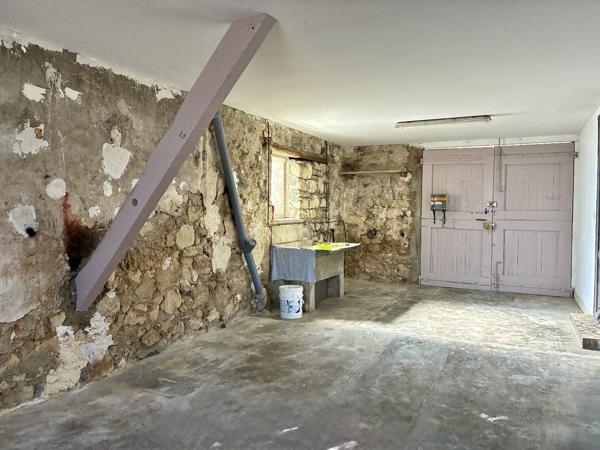 Maison de ville avec grande cour, garage et cave. Sigean