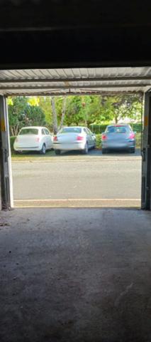 Angers la traquette résidence les Cèdres. Garage fermé dans petite résidence avec très faibles charges.