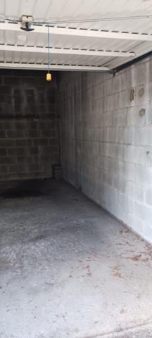 Angers la traquette résidence les Cèdres. Garage fermé dans petite résidence avec très faibles charges.