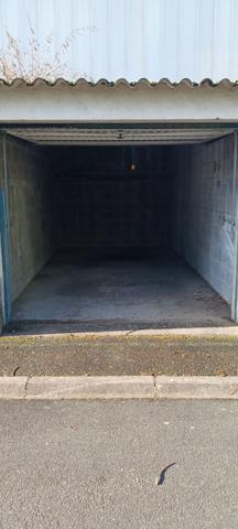 Angers la traquette résidence les Cèdres. Garage fermé dans petite résidence avec très faibles charges.