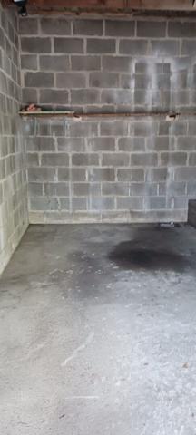 Angers la traquette résidence les Cèdres. Garage fermé dans petite résidence avec très faibles charges.