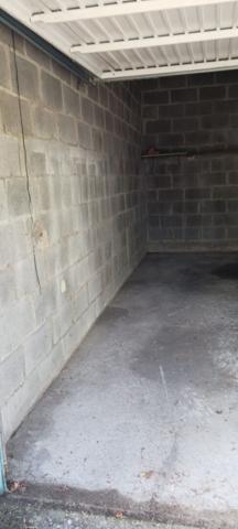 Angers la traquette résidence les Cèdres. Garage fermé dans petite résidence avec très faibles charges.