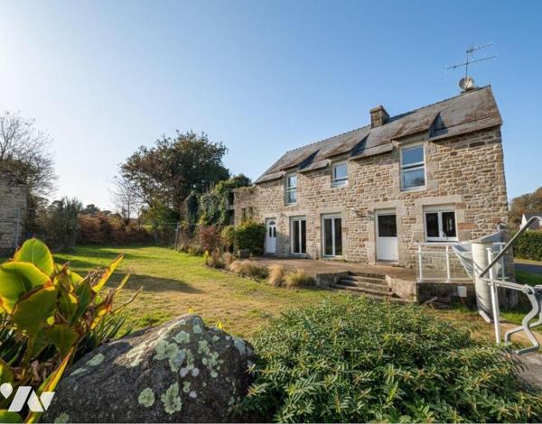 Queven, maison individuelle en pierre, rénovée, composée comme suit:
- Rez-de-chaussée: salon/...