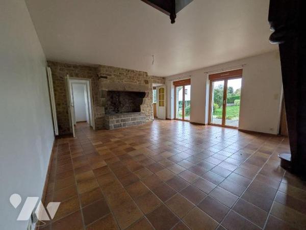 Queven, maison individuelle en pierre, rénovée, composée comme suit:
- Rez-de-chaussée: salon/...