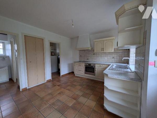 Queven, maison individuelle en pierre, rénovée, composée comme suit:
- Rez-de-chaussée: salon/...