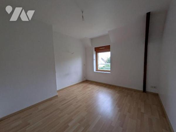 Queven, maison individuelle en pierre, rénovée, composée comme suit:
- Rez-de-chaussée: salon/...