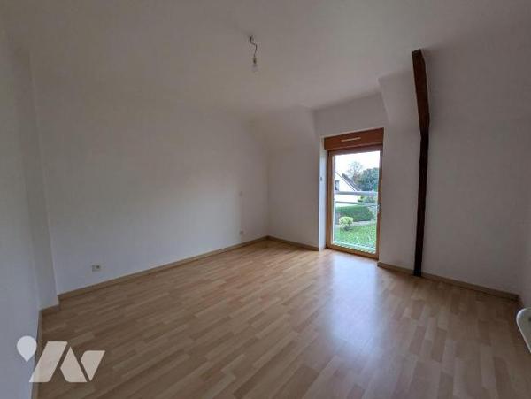 Queven, maison individuelle en pierre, rénovée, composée comme suit:
- Rez-de-chaussée: salon/...