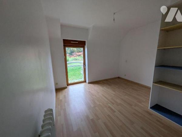 Queven, maison individuelle en pierre, rénovée, composée comme suit:
- Rez-de-chaussée: salon/...