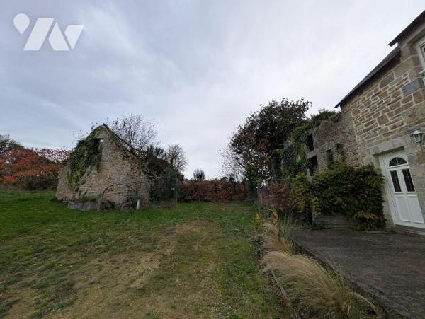 Queven, maison individuelle en pierre, rénovée, composée comme suit:
- Rez-de-chaussée: salon/...