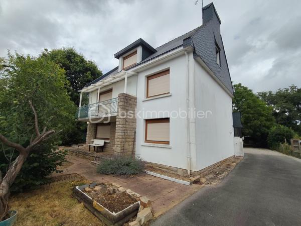 Idéalement située à proximité de la zone de Luscanen,  cette maison d'environ 140m2 habitable édifiée sur un terrain de 462m2.
Le rdc offre un hall d'entrée, une chambre, une cuisine, cave, chaufferie et véranda.
Le 1er étage comprend cuisine, salon séjour, deux chambres, une salle de bain avec Wc.
Le 2nd étage deux chambres, cabinet de toilette et un grenier aménageable.
Garage.
Il est possible de compléter la propriété par l'acquisition d'un terrain constructible de 274m2
Des travaux sont à prévoir, mais ce bien dispose d'un très beau potentiel aux portes deVANNES