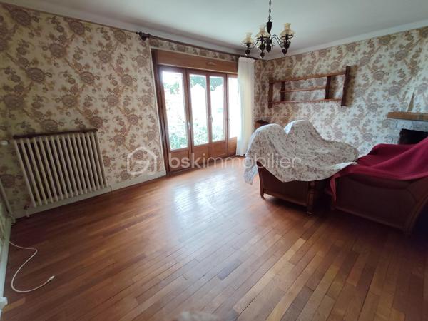 Idéalement située à proximité de la zone de Luscanen,  cette maison d'environ 140m2 habitable édifiée sur un terrain de 462m2.
Le rdc offre un hall d'entrée, une chambre, une cuisine, cave, chaufferie et véranda.
Le 1er étage comprend cuisine, salon séjour, deux chambres, une salle de bain avec Wc.
Le 2nd étage deux chambres, cabinet de toilette et un grenier aménageable.
Garage.
Il est possible de compléter la propriété par l'acquisition d'un terrain constructible de 274m2
Des travaux sont à prévoir, mais ce bien dispose d'un très beau potentiel aux portes deVANNES