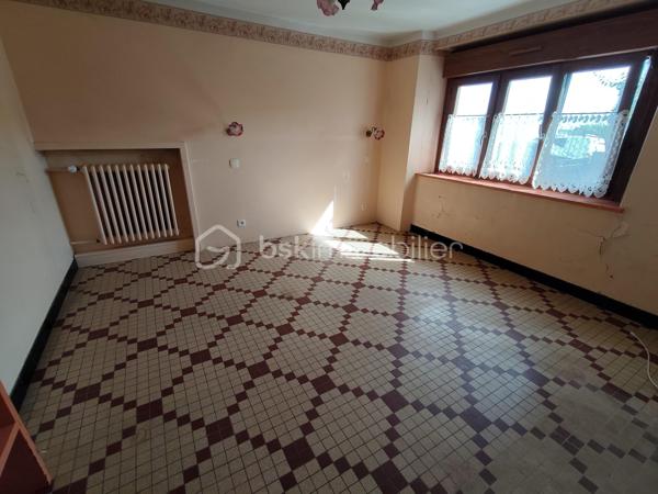 Idéalement située à proximité de la zone de Luscanen,  cette maison d'environ 140m2 habitable édifiée sur un terrain de 462m2.
Le rdc offre un hall d'entrée, une chambre, une cuisine, cave, chaufferie et véranda.
Le 1er étage comprend cuisine, salon séjour, deux chambres, une salle de bain avec Wc.
Le 2nd étage deux chambres, cabinet de toilette et un grenier aménageable.
Garage.
Il est possible de compléter la propriété par l'acquisition d'un terrain constructible de 274m2
Des travaux sont à prévoir, mais ce bien dispose d'un très beau potentiel aux portes deVANNES