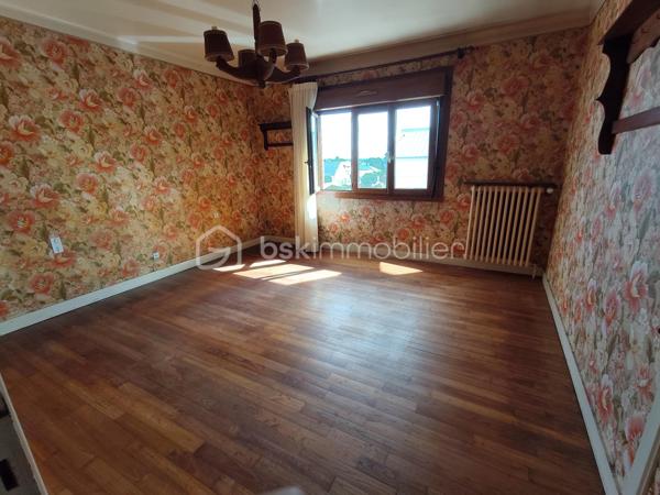 Idéalement située à proximité de la zone de Luscanen,  cette maison d'environ 140m2 habitable édifiée sur un terrain de 462m2.
Le rdc offre un hall d'entrée, une chambre, une cuisine, cave, chaufferie et véranda.
Le 1er étage comprend cuisine, salon séjour, deux chambres, une salle de bain avec Wc.
Le 2nd étage deux chambres, cabinet de toilette et un grenier aménageable.
Garage.
Il est possible de compléter la propriété par l'acquisition d'un terrain constructible de 274m2
Des travaux sont à prévoir, mais ce bien dispose d'un très beau potentiel aux portes deVANNES