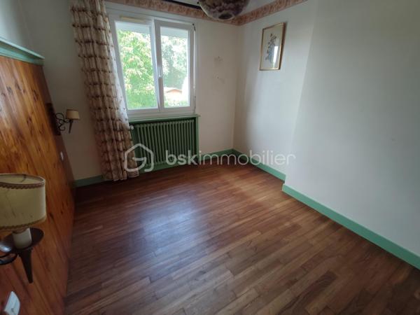 Idéalement située à proximité de la zone de Luscanen,  cette maison d'environ 140m2 habitable édifiée sur un terrain de 462m2.
Le rdc offre un hall d'entrée, une chambre, une cuisine, cave, chaufferie et véranda.
Le 1er étage comprend cuisine, salon séjour, deux chambres, une salle de bain avec Wc.
Le 2nd étage deux chambres, cabinet de toilette et un grenier aménageable.
Garage.
Il est possible de compléter la propriété par l'acquisition d'un terrain constructible de 274m2
Des travaux sont à prévoir, mais ce bien dispose d'un très beau potentiel aux portes deVANNES