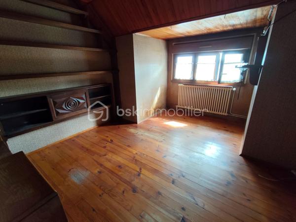 Idéalement située à proximité de la zone de Luscanen,  cette maison d'environ 140m2 habitable édifiée sur un terrain de 462m2.
Le rdc offre un hall d'entrée, une chambre, une cuisine, cave, chaufferie et véranda.
Le 1er étage comprend cuisine, salon séjour, deux chambres, une salle de bain avec Wc.
Le 2nd étage deux chambres, cabinet de toilette et un grenier aménageable.
Garage.
Il est possible de compléter la propriété par l'acquisition d'un terrain constructible de 274m2
Des travaux sont à prévoir, mais ce bien dispose d'un très beau potentiel aux portes deVANNES