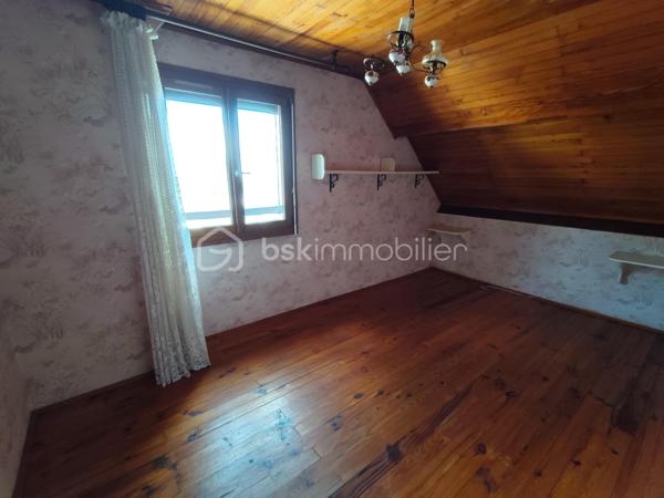Idéalement située à proximité de la zone de Luscanen,  cette maison d'environ 140m2 habitable édifiée sur un terrain de 462m2.
Le rdc offre un hall d'entrée, une chambre, une cuisine, cave, chaufferie et véranda.
Le 1er étage comprend cuisine, salon séjour, deux chambres, une salle de bain avec Wc.
Le 2nd étage deux chambres, cabinet de toilette et un grenier aménageable.
Garage.
Il est possible de compléter la propriété par l'acquisition d'un terrain constructible de 274m2
Des travaux sont à prévoir, mais ce bien dispose d'un très beau potentiel aux portes deVANNES