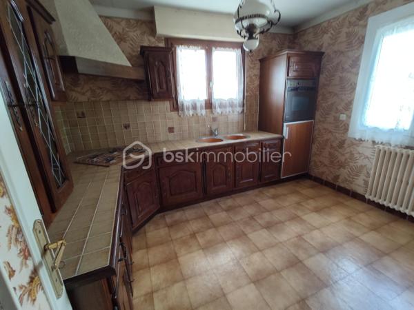 Idéalement située à proximité de la zone de Luscanen,  cette maison d'environ 140m2 habitable édifiée sur un terrain de 462m2.
Le rdc offre un hall d'entrée, une chambre, une cuisine, cave, chaufferie et véranda.
Le 1er étage comprend cuisine, salon séjour, deux chambres, une salle de bain avec Wc.
Le 2nd étage deux chambres, cabinet de toilette et un grenier aménageable.
Garage.
Il est possible de compléter la propriété par l'acquisition d'un terrain constructible de 274m2
Des travaux sont à prévoir, mais ce bien dispose d'un très beau potentiel aux portes deVANNES