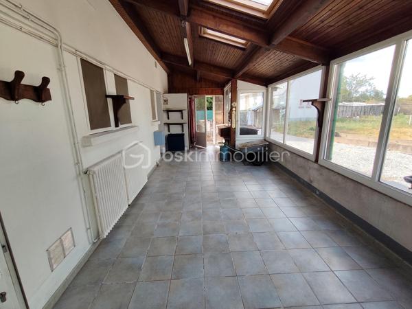 Idéalement située à proximité de la zone de Luscanen,  cette maison d'environ 140m2 habitable édifiée sur un terrain de 462m2.
Le rdc offre un hall d'entrée, une chambre, une cuisine, cave, chaufferie et véranda.
Le 1er étage comprend cuisine, salon séjour, deux chambres, une salle de bain avec Wc.
Le 2nd étage deux chambres, cabinet de toilette et un grenier aménageable.
Garage.
Il est possible de compléter la propriété par l'acquisition d'un terrain constructible de 274m2
Des travaux sont à prévoir, mais ce bien dispose d'un très beau potentiel aux portes deVANNES