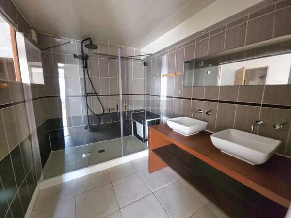 Vente                                                      Appartement
                        
                     2 pièces                      65 m2                     à Brest