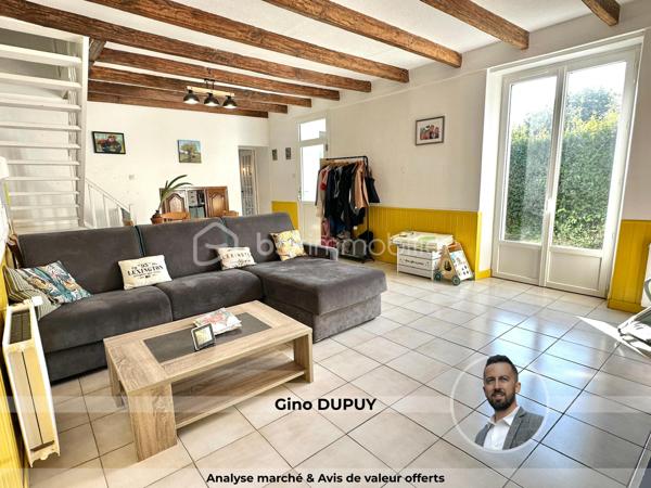 LA FORÊT-FOUESNANT – À 5 MINUTES DES PLAGES – MAISON EN PIERRE DES ANNÉES 1930 ENTIÈREMENT RÉNOVÉE – 85 M² HABITABLES – SALON-SÉJOUR AVEC POÊLE À BOIS – CUISINE AMÉNAGÉE ET ÉQUIPÉE – 2 CHAMBRES – ESPACE BUREAU – BOX-ATELIER – STATIONNEMENT – AUCUNS TRAVAUX À PRÉVOIR – PARCELLE DE 169 M².

**** Le charme de la pierre à proximité immédiate du littoral – maison rénovée, habitable immédiatement, sans travaux. ****

Gino DUPUY vous propose, à La Forêt-Fouesnant, cette maison en pierre des années 1930, entièrement rénovée, située à seulement 5 minutes des plages.

D’une surface habitable de 85 m², elle offre une pièce de vie chaleureuse avec poutres apparentes et poêle à bois, une cuisine aménagée et équipée, deux chambres lumineuses ainsi qu’un espace pouvant accueillir un bureau.

Une maison clé en main, parfaitement adaptée à une résidence principale, un premier achat, un pied-à-terre proche du littoral ou un projet d’investissement locatif.

La maison se compose de la manière suivante :

Au rez-de-chaussée :

Un sas d’entrée permettant d’accéder à l’intérieur de la maison.
Une entrée ouvrant sur un salon-séjour chaleureux avec poutres apparentes, carrelage au sol, poêle à bois et portes vitrées en PVC double vitrage donnant sur l’extérieur.
Une cuisine aménagée et équipée comprenant : four, plaques à induction, hotte, lave-vaisselle, emplacement pour réfrigérateur combiné et sèche-linge.
Une salle d’eau avec douche à l’italienne et meuble vasque.
Un WC indépendant.

À l’étage :

Un palier suffisamment spacieux pour accueillir un bureau ou un espace de travail.
Deux chambres lumineuses.

Concernant l’extérieur :

Un petit jardin situé à l’entrée de la propriété.
Une parcelle de 169 m² environ, maison comprise, actuellement non clôturée.
Une place de stationnement devant le box.
Un box-atelier offrant un espace complémentaire appréciable pour stationner, bricoler ou stocker du matériel.
(désencombré virtuellement sur l'avant dernière photo)

Informations complémentaires :

Maison en pierre construite dans les années 1930.
Couverture en ardoises naturelles.
Maison rénovée.
Menuiseries en PVC double vitrage avec volets battants.
Chauffage par chaudière électrique et poêle à bois dans la pièce de vie.
Aucuns travaux à prévoir.
Surface habitable : 85 m².
Parcelle : 169 m² environ, maison comprise.
Deux chambres et un espace bureau.
Plages accessibles en 5 minutes environ.
Taxe foncière : 627€

Une maison pleine de charme, fonctionnelle et immédiatement habitable, bénéficiant d’un emplacement recherché à proximité du littoral de La Forêt-Fouesnant.


- - - Visite uniquement sur rendez-vous - - -

Contact Exclusif BSK : Gino DUPUY

VENTE IMMOBILIÈRE – LA FORÊT-FOUESNANT, QUIMPER & ALENTOURS
Échangeons sur votre projet, sans engagement, afin de définir la meilleure stratégie de vente.

APPORTEURS D’AFFAIRES
Vous connaissez quelqu’un qui souhaite vendre ou acheter ?
Un simple message suffit pour initier un contact, je m’occupe du reste. Rémunération attractive.

COLLABORATION INTERCABINET
Discutons volontiers d’un partage de mandat ou d’un acheteur en recherche.
Honoraires à la charge du vendeur : aucuns frais d’agence supplémentaires pour l’acquéreur.

Le prix affiché est le prix final, hors frais de notaire.
