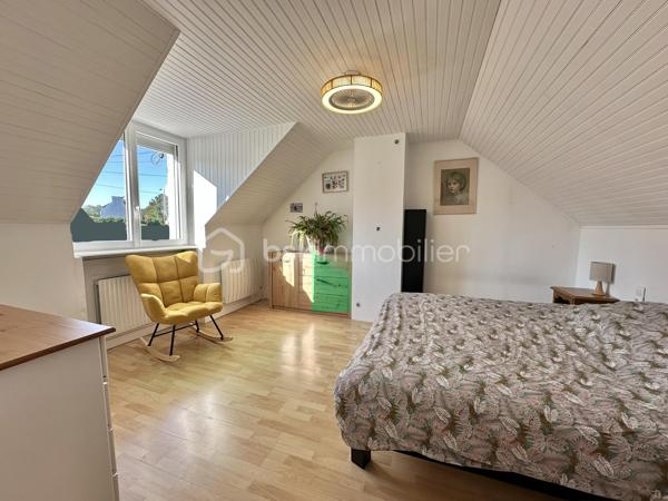 LA FORÊT-FOUESNANT – À 5 MINUTES DES PLAGES – MAISON EN PIERRE DES ANNÉES 1930 ENTIÈREMENT RÉNOVÉE – 85 M² HABITABLES – SALON-SÉJOUR AVEC POÊLE À BOIS – CUISINE AMÉNAGÉE ET ÉQUIPÉE – 2 CHAMBRES – ESPACE BUREAU – BOX-ATELIER – STATIONNEMENT – AUCUNS TRAVAUX À PRÉVOIR – PARCELLE DE 169 M².

**** Le charme de la pierre à proximité immédiate du littoral – maison rénovée, habitable immédiatement, sans travaux. ****

Gino DUPUY vous propose, à La Forêt-Fouesnant, cette maison en pierre des années 1930, entièrement rénovée, située à seulement 5 minutes des plages.

D’une surface habitable de 85 m², elle offre une pièce de vie chaleureuse avec poutres apparentes et poêle à bois, une cuisine aménagée et équipée, deux chambres lumineuses ainsi qu’un espace pouvant accueillir un bureau.

Une maison clé en main, parfaitement adaptée à une résidence principale, un premier achat, un pied-à-terre proche du littoral ou un projet d’investissement locatif.

La maison se compose de la manière suivante :

Au rez-de-chaussée :

Un sas d’entrée permettant d’accéder à l’intérieur de la maison.
Une entrée ouvrant sur un salon-séjour chaleureux avec poutres apparentes, carrelage au sol, poêle à bois et portes vitrées en PVC double vitrage donnant sur l’extérieur.
Une cuisine aménagée et équipée comprenant : four, plaques à induction, hotte, lave-vaisselle, emplacement pour réfrigérateur combiné et sèche-linge.
Une salle d’eau avec douche à l’italienne et meuble vasque.
Un WC indépendant.

À l’étage :

Un palier suffisamment spacieux pour accueillir un bureau ou un espace de travail.
Deux chambres lumineuses.

Concernant l’extérieur :

Un petit jardin situé à l’entrée de la propriété.
Une parcelle de 169 m² environ, maison comprise, actuellement non clôturée.
Une place de stationnement devant le box.
Un box-atelier offrant un espace complémentaire appréciable pour stationner, bricoler ou stocker du matériel.
(désencombré virtuellement sur l'avant dernière photo)

Informations complémentaires :

Maison en pierre construite dans les années 1930.
Couverture en ardoises naturelles.
Maison rénovée.
Menuiseries en PVC double vitrage avec volets battants.
Chauffage par chaudière électrique et poêle à bois dans la pièce de vie.
Aucuns travaux à prévoir.
Surface habitable : 85 m².
Parcelle : 169 m² environ, maison comprise.
Deux chambres et un espace bureau.
Plages accessibles en 5 minutes environ.
Taxe foncière : 627€

Une maison pleine de charme, fonctionnelle et immédiatement habitable, bénéficiant d’un emplacement recherché à proximité du littoral de La Forêt-Fouesnant.


- - - Visite uniquement sur rendez-vous - - -

Contact Exclusif BSK : Gino DUPUY

VENTE IMMOBILIÈRE – LA FORÊT-FOUESNANT, QUIMPER & ALENTOURS
Échangeons sur votre projet, sans engagement, afin de définir la meilleure stratégie de vente.

APPORTEURS D’AFFAIRES
Vous connaissez quelqu’un qui souhaite vendre ou acheter ?
Un simple message suffit pour initier un contact, je m’occupe du reste. Rémunération attractive.

COLLABORATION INTERCABINET
Discutons volontiers d’un partage de mandat ou d’un acheteur en recherche.
Honoraires à la charge du vendeur : aucuns frais d’agence supplémentaires pour l’acquéreur.

Le prix affiché est le prix final, hors frais de notaire.