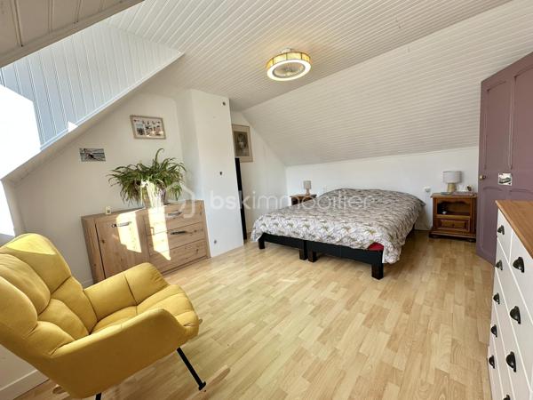 LA FORÊT-FOUESNANT – À 5 MINUTES DES PLAGES – MAISON EN PIERRE DES ANNÉES 1930 ENTIÈREMENT RÉNOVÉE – 85 M² HABITABLES – SALON-SÉJOUR AVEC POÊLE À BOIS – CUISINE AMÉNAGÉE ET ÉQUIPÉE – 2 CHAMBRES – ESPACE BUREAU – BOX-ATELIER – STATIONNEMENT – AUCUNS TRAVAUX À PRÉVOIR – PARCELLE DE 169 M².

**** Le charme de la pierre à proximité immédiate du littoral – maison rénovée, habitable immédiatement, sans travaux. ****

Gino DUPUY vous propose, à La Forêt-Fouesnant, cette maison en pierre des années 1930, entièrement rénovée, située à seulement 5 minutes des plages.

D’une surface habitable de 85 m², elle offre une pièce de vie chaleureuse avec poutres apparentes et poêle à bois, une cuisine aménagée et équipée, deux chambres lumineuses ainsi qu’un espace pouvant accueillir un bureau.

Une maison clé en main, parfaitement adaptée à une résidence principale, un premier achat, un pied-à-terre proche du littoral ou un projet d’investissement locatif.

La maison se compose de la manière suivante :

Au rez-de-chaussée :

Un sas d’entrée permettant d’accéder à l’intérieur de la maison.
Une entrée ouvrant sur un salon-séjour chaleureux avec poutres apparentes, carrelage au sol, poêle à bois et portes vitrées en PVC double vitrage donnant sur l’extérieur.
Une cuisine aménagée et équipée comprenant : four, plaques à induction, hotte, lave-vaisselle, emplacement pour réfrigérateur combiné et sèche-linge.
Une salle d’eau avec douche à l’italienne et meuble vasque.
Un WC indépendant.

À l’étage :

Un palier suffisamment spacieux pour accueillir un bureau ou un espace de travail.
Deux chambres lumineuses.

Concernant l’extérieur :

Un petit jardin situé à l’entrée de la propriété.
Une parcelle de 169 m² environ, maison comprise, actuellement non clôturée.
Une place de stationnement devant le box.
Un box-atelier offrant un espace complémentaire appréciable pour stationner, bricoler ou stocker du matériel.
(désencombré virtuellement sur l'avant dernière photo)

Informations complémentaires :

Maison en pierre construite dans les années 1930.
Couverture en ardoises naturelles.
Maison rénovée.
Menuiseries en PVC double vitrage avec volets battants.
Chauffage par chaudière électrique et poêle à bois dans la pièce de vie.
Aucuns travaux à prévoir.
Surface habitable : 85 m².
Parcelle : 169 m² environ, maison comprise.
Deux chambres et un espace bureau.
Plages accessibles en 5 minutes environ.
Taxe foncière : 627€

Une maison pleine de charme, fonctionnelle et immédiatement habitable, bénéficiant d’un emplacement recherché à proximité du littoral de La Forêt-Fouesnant.


- - - Visite uniquement sur rendez-vous - - -

Contact Exclusif BSK : Gino DUPUY

VENTE IMMOBILIÈRE – LA FORÊT-FOUESNANT, QUIMPER & ALENTOURS
Échangeons sur votre projet, sans engagement, afin de définir la meilleure stratégie de vente.

APPORTEURS D’AFFAIRES
Vous connaissez quelqu’un qui souhaite vendre ou acheter ?
Un simple message suffit pour initier un contact, je m’occupe du reste. Rémunération attractive.

COLLABORATION INTERCABINET
Discutons volontiers d’un partage de mandat ou d’un acheteur en recherche.
Honoraires à la charge du vendeur : aucuns frais d’agence supplémentaires pour l’acquéreur.

Le prix affiché est le prix final, hors frais de notaire.