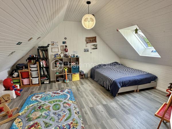 LA FORÊT-FOUESNANT – À 5 MINUTES DES PLAGES – MAISON EN PIERRE DES ANNÉES 1930 ENTIÈREMENT RÉNOVÉE – 85 M² HABITABLES – SALON-SÉJOUR AVEC POÊLE À BOIS – CUISINE AMÉNAGÉE ET ÉQUIPÉE – 2 CHAMBRES – ESPACE BUREAU – BOX-ATELIER – STATIONNEMENT – AUCUNS TRAVAUX À PRÉVOIR – PARCELLE DE 169 M².

**** Le charme de la pierre à proximité immédiate du littoral – maison rénovée, habitable immédiatement, sans travaux. ****

Gino DUPUY vous propose, à La Forêt-Fouesnant, cette maison en pierre des années 1930, entièrement rénovée, située à seulement 5 minutes des plages.

D’une surface habitable de 85 m², elle offre une pièce de vie chaleureuse avec poutres apparentes et poêle à bois, une cuisine aménagée et équipée, deux chambres lumineuses ainsi qu’un espace pouvant accueillir un bureau.

Une maison clé en main, parfaitement adaptée à une résidence principale, un premier achat, un pied-à-terre proche du littoral ou un projet d’investissement locatif.

La maison se compose de la manière suivante :

Au rez-de-chaussée :

Un sas d’entrée permettant d’accéder à l’intérieur de la maison.
Une entrée ouvrant sur un salon-séjour chaleureux avec poutres apparentes, carrelage au sol, poêle à bois et portes vitrées en PVC double vitrage donnant sur l’extérieur.
Une cuisine aménagée et équipée comprenant : four, plaques à induction, hotte, lave-vaisselle, emplacement pour réfrigérateur combiné et sèche-linge.
Une salle d’eau avec douche à l’italienne et meuble vasque.
Un WC indépendant.

À l’étage :

Un palier suffisamment spacieux pour accueillir un bureau ou un espace de travail.
Deux chambres lumineuses.

Concernant l’extérieur :

Un petit jardin situé à l’entrée de la propriété.
Une parcelle de 169 m² environ, maison comprise, actuellement non clôturée.
Une place de stationnement devant le box.
Un box-atelier offrant un espace complémentaire appréciable pour stationner, bricoler ou stocker du matériel.
(désencombré virtuellement sur l'avant dernière photo)

Informations complémentaires :

Maison en pierre construite dans les années 1930.
Couverture en ardoises naturelles.
Maison rénovée.
Menuiseries en PVC double vitrage avec volets battants.
Chauffage par chaudière électrique et poêle à bois dans la pièce de vie.
Aucuns travaux à prévoir.
Surface habitable : 85 m².
Parcelle : 169 m² environ, maison comprise.
Deux chambres et un espace bureau.
Plages accessibles en 5 minutes environ.
Taxe foncière : 627€

Une maison pleine de charme, fonctionnelle et immédiatement habitable, bénéficiant d’un emplacement recherché à proximité du littoral de La Forêt-Fouesnant.


- - - Visite uniquement sur rendez-vous - - -

Contact Exclusif BSK : Gino DUPUY

VENTE IMMOBILIÈRE – LA FORÊT-FOUESNANT, QUIMPER & ALENTOURS
Échangeons sur votre projet, sans engagement, afin de définir la meilleure stratégie de vente.

APPORTEURS D’AFFAIRES
Vous connaissez quelqu’un qui souhaite vendre ou acheter ?
Un simple message suffit pour initier un contact, je m’occupe du reste. Rémunération attractive.

COLLABORATION INTERCABINET
Discutons volontiers d’un partage de mandat ou d’un acheteur en recherche.
Honoraires à la charge du vendeur : aucuns frais d’agence supplémentaires pour l’acquéreur.

Le prix affiché est le prix final, hors frais de notaire.