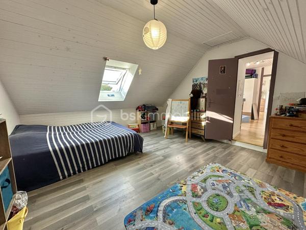 LA FORÊT-FOUESNANT – À 5 MINUTES DES PLAGES – MAISON EN PIERRE DES ANNÉES 1930 ENTIÈREMENT RÉNOVÉE – 85 M² HABITABLES – SALON-SÉJOUR AVEC POÊLE À BOIS – CUISINE AMÉNAGÉE ET ÉQUIPÉE – 2 CHAMBRES – ESPACE BUREAU – BOX-ATELIER – STATIONNEMENT – AUCUNS TRAVAUX À PRÉVOIR – PARCELLE DE 169 M².

**** Le charme de la pierre à proximité immédiate du littoral – maison rénovée, habitable immédiatement, sans travaux. ****

Gino DUPUY vous propose, à La Forêt-Fouesnant, cette maison en pierre des années 1930, entièrement rénovée, située à seulement 5 minutes des plages.

D’une surface habitable de 85 m², elle offre une pièce de vie chaleureuse avec poutres apparentes et poêle à bois, une cuisine aménagée et équipée, deux chambres lumineuses ainsi qu’un espace pouvant accueillir un bureau.

Une maison clé en main, parfaitement adaptée à une résidence principale, un premier achat, un pied-à-terre proche du littoral ou un projet d’investissement locatif.

La maison se compose de la manière suivante :

Au rez-de-chaussée :

Un sas d’entrée permettant d’accéder à l’intérieur de la maison.
Une entrée ouvrant sur un salon-séjour chaleureux avec poutres apparentes, carrelage au sol, poêle à bois et portes vitrées en PVC double vitrage donnant sur l’extérieur.
Une cuisine aménagée et équipée comprenant : four, plaques à induction, hotte, lave-vaisselle, emplacement pour réfrigérateur combiné et sèche-linge.
Une salle d’eau avec douche à l’italienne et meuble vasque.
Un WC indépendant.

À l’étage :

Un palier suffisamment spacieux pour accueillir un bureau ou un espace de travail.
Deux chambres lumineuses.

Concernant l’extérieur :

Un petit jardin situé à l’entrée de la propriété.
Une parcelle de 169 m² environ, maison comprise, actuellement non clôturée.
Une place de stationnement devant le box.
Un box-atelier offrant un espace complémentaire appréciable pour stationner, bricoler ou stocker du matériel.
(désencombré virtuellement sur l'avant dernière photo)

Informations complémentaires :

Maison en pierre construite dans les années 1930.
Couverture en ardoises naturelles.
Maison rénovée.
Menuiseries en PVC double vitrage avec volets battants.
Chauffage par chaudière électrique et poêle à bois dans la pièce de vie.
Aucuns travaux à prévoir.
Surface habitable : 85 m².
Parcelle : 169 m² environ, maison comprise.
Deux chambres et un espace bureau.
Plages accessibles en 5 minutes environ.
Taxe foncière : 627€

Une maison pleine de charme, fonctionnelle et immédiatement habitable, bénéficiant d’un emplacement recherché à proximité du littoral de La Forêt-Fouesnant.


- - - Visite uniquement sur rendez-vous - - -

Contact Exclusif BSK : Gino DUPUY

VENTE IMMOBILIÈRE – LA FORÊT-FOUESNANT, QUIMPER & ALENTOURS
Échangeons sur votre projet, sans engagement, afin de définir la meilleure stratégie de vente.

APPORTEURS D’AFFAIRES
Vous connaissez quelqu’un qui souhaite vendre ou acheter ?
Un simple message suffit pour initier un contact, je m’occupe du reste. Rémunération attractive.

COLLABORATION INTERCABINET
Discutons volontiers d’un partage de mandat ou d’un acheteur en recherche.
Honoraires à la charge du vendeur : aucuns frais d’agence supplémentaires pour l’acquéreur.

Le prix affiché est le prix final, hors frais de notaire.