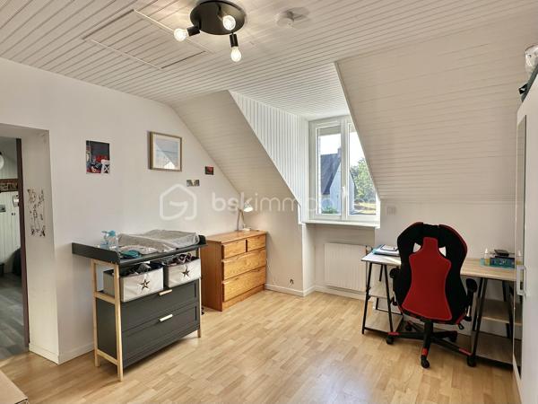 LA FORÊT-FOUESNANT – À 5 MINUTES DES PLAGES – MAISON EN PIERRE DES ANNÉES 1930 ENTIÈREMENT RÉNOVÉE – 85 M² HABITABLES – SALON-SÉJOUR AVEC POÊLE À BOIS – CUISINE AMÉNAGÉE ET ÉQUIPÉE – 2 CHAMBRES – ESPACE BUREAU – BOX-ATELIER – STATIONNEMENT – AUCUNS TRAVAUX À PRÉVOIR – PARCELLE DE 169 M².

**** Le charme de la pierre à proximité immédiate du littoral – maison rénovée, habitable immédiatement, sans travaux. ****

Gino DUPUY vous propose, à La Forêt-Fouesnant, cette maison en pierre des années 1930, entièrement rénovée, située à seulement 5 minutes des plages.

D’une surface habitable de 85 m², elle offre une pièce de vie chaleureuse avec poutres apparentes et poêle à bois, une cuisine aménagée et équipée, deux chambres lumineuses ainsi qu’un espace pouvant accueillir un bureau.

Une maison clé en main, parfaitement adaptée à une résidence principale, un premier achat, un pied-à-terre proche du littoral ou un projet d’investissement locatif.

La maison se compose de la manière suivante :

Au rez-de-chaussée :

Un sas d’entrée permettant d’accéder à l’intérieur de la maison.
Une entrée ouvrant sur un salon-séjour chaleureux avec poutres apparentes, carrelage au sol, poêle à bois et portes vitrées en PVC double vitrage donnant sur l’extérieur.
Une cuisine aménagée et équipée comprenant : four, plaques à induction, hotte, lave-vaisselle, emplacement pour réfrigérateur combiné et sèche-linge.
Une salle d’eau avec douche à l’italienne et meuble vasque.
Un WC indépendant.

À l’étage :

Un palier suffisamment spacieux pour accueillir un bureau ou un espace de travail.
Deux chambres lumineuses.

Concernant l’extérieur :

Un petit jardin situé à l’entrée de la propriété.
Une parcelle de 169 m² environ, maison comprise, actuellement non clôturée.
Une place de stationnement devant le box.
Un box-atelier offrant un espace complémentaire appréciable pour stationner, bricoler ou stocker du matériel.
(désencombré virtuellement sur l'avant dernière photo)

Informations complémentaires :

Maison en pierre construite dans les années 1930.
Couverture en ardoises naturelles.
Maison rénovée.
Menuiseries en PVC double vitrage avec volets battants.
Chauffage par chaudière électrique et poêle à bois dans la pièce de vie.
Aucuns travaux à prévoir.
Surface habitable : 85 m².
Parcelle : 169 m² environ, maison comprise.
Deux chambres et un espace bureau.
Plages accessibles en 5 minutes environ.
Taxe foncière : 627€

Une maison pleine de charme, fonctionnelle et immédiatement habitable, bénéficiant d’un emplacement recherché à proximité du littoral de La Forêt-Fouesnant.


- - - Visite uniquement sur rendez-vous - - -

Contact Exclusif BSK : Gino DUPUY

VENTE IMMOBILIÈRE – LA FORÊT-FOUESNANT, QUIMPER & ALENTOURS
Échangeons sur votre projet, sans engagement, afin de définir la meilleure stratégie de vente.

APPORTEURS D’AFFAIRES
Vous connaissez quelqu’un qui souhaite vendre ou acheter ?
Un simple message suffit pour initier un contact, je m’occupe du reste. Rémunération attractive.

COLLABORATION INTERCABINET
Discutons volontiers d’un partage de mandat ou d’un acheteur en recherche.
Honoraires à la charge du vendeur : aucuns frais d’agence supplémentaires pour l’acquéreur.

Le prix affiché est le prix final, hors frais de notaire.