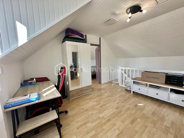 LA FORÊT-FOUESNANT – À 5 MINUTES DES PLAGES – MAISON EN PIERRE DES ANNÉES 1930 ENTIÈREMENT RÉNOVÉE – 85 M² HABITABLES – SALON-SÉJOUR AVEC POÊLE À BOIS – CUISINE AMÉNAGÉE ET ÉQUIPÉE – 2 CHAMBRES – ESPACE BUREAU – BOX-ATELIER – STATIONNEMENT – AUCUNS TRAVAUX À PRÉVOIR – PARCELLE DE 169 M².

**** Le charme de la pierre à proximité immédiate du littoral – maison rénovée, habitable immédiatement, sans travaux. ****

Gino DUPUY vous propose, à La Forêt-Fouesnant, cette maison en pierre des années 1930, entièrement rénovée, située à seulement 5 minutes des plages.

D’une surface habitable de 85 m², elle offre une pièce de vie chaleureuse avec poutres apparentes et poêle à bois, une cuisine aménagée et équipée, deux chambres lumineuses ainsi qu’un espace pouvant accueillir un bureau.

Une maison clé en main, parfaitement adaptée à une résidence principale, un premier achat, un pied-à-terre proche du littoral ou un projet d’investissement locatif.

La maison se compose de la manière suivante :

Au rez-de-chaussée :

Un sas d’entrée permettant d’accéder à l’intérieur de la maison.
Une entrée ouvrant sur un salon-séjour chaleureux avec poutres apparentes, carrelage au sol, poêle à bois et portes vitrées en PVC double vitrage donnant sur l’extérieur.
Une cuisine aménagée et équipée comprenant : four, plaques à induction, hotte, lave-vaisselle, emplacement pour réfrigérateur combiné et sèche-linge.
Une salle d’eau avec douche à l’italienne et meuble vasque.
Un WC indépendant.

À l’étage :

Un palier suffisamment spacieux pour accueillir un bureau ou un espace de travail.
Deux chambres lumineuses.

Concernant l’extérieur :

Un petit jardin situé à l’entrée de la propriété.
Une parcelle de 169 m² environ, maison comprise, actuellement non clôturée.
Une place de stationnement devant le box.
Un box-atelier offrant un espace complémentaire appréciable pour stationner, bricoler ou stocker du matériel.
(désencombré virtuellement sur l'avant dernière photo)

Informations complémentaires :

Maison en pierre construite dans les années 1930.
Couverture en ardoises naturelles.
Maison rénovée.
Menuiseries en PVC double vitrage avec volets battants.
Chauffage par chaudière électrique et poêle à bois dans la pièce de vie.
Aucuns travaux à prévoir.
Surface habitable : 85 m².
Parcelle : 169 m² environ, maison comprise.
Deux chambres et un espace bureau.
Plages accessibles en 5 minutes environ.
Taxe foncière : 627€

Une maison pleine de charme, fonctionnelle et immédiatement habitable, bénéficiant d’un emplacement recherché à proximité du littoral de La Forêt-Fouesnant.


- - - Visite uniquement sur rendez-vous - - -

Contact Exclusif BSK : Gino DUPUY

VENTE IMMOBILIÈRE – LA FORÊT-FOUESNANT, QUIMPER & ALENTOURS
Échangeons sur votre projet, sans engagement, afin de définir la meilleure stratégie de vente.

APPORTEURS D’AFFAIRES
Vous connaissez quelqu’un qui souhaite vendre ou acheter ?
Un simple message suffit pour initier un contact, je m’occupe du reste. Rémunération attractive.

COLLABORATION INTERCABINET
Discutons volontiers d’un partage de mandat ou d’un acheteur en recherche.
Honoraires à la charge du vendeur : aucuns frais d’agence supplémentaires pour l’acquéreur.

Le prix affiché est le prix final, hors frais de notaire.