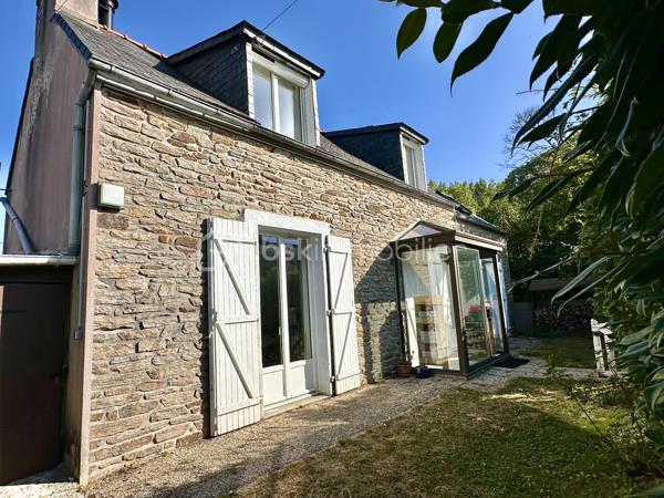 LA FORÊT-FOUESNANT – À 5 MINUTES DES PLAGES – MAISON EN PIERRE DES ANNÉES 1930 ENTIÈREMENT RÉNOVÉE – 85 M² HABITABLES – SALON-SÉJOUR AVEC POÊLE À BOIS – CUISINE AMÉNAGÉE ET ÉQUIPÉE – 2 CHAMBRES – ESPACE BUREAU – BOX-ATELIER – STATIONNEMENT – AUCUNS TRAVAUX À PRÉVOIR – PARCELLE DE 169 M².

**** Le charme de la pierre à proximité immédiate du littoral – maison rénovée, habitable immédiatement, sans travaux. ****

Gino DUPUY vous propose, à La Forêt-Fouesnant, cette maison en pierre des années 1930, entièrement rénovée, située à seulement 5 minutes des plages.

D’une surface habitable de 85 m², elle offre une pièce de vie chaleureuse avec poutres apparentes et poêle à bois, une cuisine aménagée et équipée, deux chambres lumineuses ainsi qu’un espace pouvant accueillir un bureau.

Une maison clé en main, parfaitement adaptée à une résidence principale, un premier achat, un pied-à-terre proche du littoral ou un projet d’investissement locatif.

La maison se compose de la manière suivante :

Au rez-de-chaussée :

Un sas d’entrée permettant d’accéder à l’intérieur de la maison.
Une entrée ouvrant sur un salon-séjour chaleureux avec poutres apparentes, carrelage au sol, poêle à bois et portes vitrées en PVC double vitrage donnant sur l’extérieur.
Une cuisine aménagée et équipée comprenant : four, plaques à induction, hotte, lave-vaisselle, emplacement pour réfrigérateur combiné et sèche-linge.
Une salle d’eau avec douche à l’italienne et meuble vasque.
Un WC indépendant.

À l’étage :

Un palier suffisamment spacieux pour accueillir un bureau ou un espace de travail.
Deux chambres lumineuses.

Concernant l’extérieur :

Un petit jardin situé à l’entrée de la propriété.
Une parcelle de 169 m² environ, maison comprise, actuellement non clôturée.
Une place de stationnement devant le box.
Un box-atelier offrant un espace complémentaire appréciable pour stationner, bricoler ou stocker du matériel.
(désencombré virtuellement sur l'avant dernière photo)

Informations complémentaires :

Maison en pierre construite dans les années 1930.
Couverture en ardoises naturelles.
Maison rénovée.
Menuiseries en PVC double vitrage avec volets battants.
Chauffage par chaudière électrique et poêle à bois dans la pièce de vie.
Aucuns travaux à prévoir.
Surface habitable : 85 m².
Parcelle : 169 m² environ, maison comprise.
Deux chambres et un espace bureau.
Plages accessibles en 5 minutes environ.
Taxe foncière : 627€

Une maison pleine de charme, fonctionnelle et immédiatement habitable, bénéficiant d’un emplacement recherché à proximité du littoral de La Forêt-Fouesnant.


- - - Visite uniquement sur rendez-vous - - -

Contact Exclusif BSK : Gino DUPUY

VENTE IMMOBILIÈRE – LA FORÊT-FOUESNANT, QUIMPER & ALENTOURS
Échangeons sur votre projet, sans engagement, afin de définir la meilleure stratégie de vente.

APPORTEURS D’AFFAIRES
Vous connaissez quelqu’un qui souhaite vendre ou acheter ?
Un simple message suffit pour initier un contact, je m’occupe du reste. Rémunération attractive.

COLLABORATION INTERCABINET
Discutons volontiers d’un partage de mandat ou d’un acheteur en recherche.
Honoraires à la charge du vendeur : aucuns frais d’agence supplémentaires pour l’acquéreur.

Le prix affiché est le prix final, hors frais de notaire.