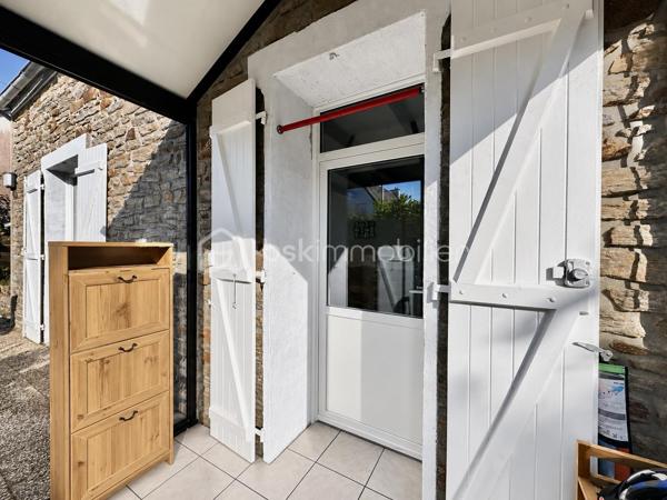 LA FORÊT-FOUESNANT – À 5 MINUTES DES PLAGES – MAISON EN PIERRE DES ANNÉES 1930 ENTIÈREMENT RÉNOVÉE – 85 M² HABITABLES – SALON-SÉJOUR AVEC POÊLE À BOIS – CUISINE AMÉNAGÉE ET ÉQUIPÉE – 2 CHAMBRES – ESPACE BUREAU – BOX-ATELIER – STATIONNEMENT – AUCUNS TRAVAUX À PRÉVOIR – PARCELLE DE 169 M².

**** Le charme de la pierre à proximité immédiate du littoral – maison rénovée, habitable immédiatement, sans travaux. ****

Gino DUPUY vous propose, à La Forêt-Fouesnant, cette maison en pierre des années 1930, entièrement rénovée, située à seulement 5 minutes des plages.

D’une surface habitable de 85 m², elle offre une pièce de vie chaleureuse avec poutres apparentes et poêle à bois, une cuisine aménagée et équipée, deux chambres lumineuses ainsi qu’un espace pouvant accueillir un bureau.

Une maison clé en main, parfaitement adaptée à une résidence principale, un premier achat, un pied-à-terre proche du littoral ou un projet d’investissement locatif.

La maison se compose de la manière suivante :

Au rez-de-chaussée :

Un sas d’entrée permettant d’accéder à l’intérieur de la maison.
Une entrée ouvrant sur un salon-séjour chaleureux avec poutres apparentes, carrelage au sol, poêle à bois et portes vitrées en PVC double vitrage donnant sur l’extérieur.
Une cuisine aménagée et équipée comprenant : four, plaques à induction, hotte, lave-vaisselle, emplacement pour réfrigérateur combiné et sèche-linge.
Une salle d’eau avec douche à l’italienne et meuble vasque.
Un WC indépendant.

À l’étage :

Un palier suffisamment spacieux pour accueillir un bureau ou un espace de travail.
Deux chambres lumineuses.

Concernant l’extérieur :

Un petit jardin situé à l’entrée de la propriété.
Une parcelle de 169 m² environ, maison comprise, actuellement non clôturée.
Une place de stationnement devant le box.
Un box-atelier offrant un espace complémentaire appréciable pour stationner, bricoler ou stocker du matériel.
(désencombré virtuellement sur l'avant dernière photo)

Informations complémentaires :

Maison en pierre construite dans les années 1930.
Couverture en ardoises naturelles.
Maison rénovée.
Menuiseries en PVC double vitrage avec volets battants.
Chauffage par chaudière électrique et poêle à bois dans la pièce de vie.
Aucuns travaux à prévoir.
Surface habitable : 85 m².
Parcelle : 169 m² environ, maison comprise.
Deux chambres et un espace bureau.
Plages accessibles en 5 minutes environ.
Taxe foncière : 627€

Une maison pleine de charme, fonctionnelle et immédiatement habitable, bénéficiant d’un emplacement recherché à proximité du littoral de La Forêt-Fouesnant.


- - - Visite uniquement sur rendez-vous - - -

Contact Exclusif BSK : Gino DUPUY

VENTE IMMOBILIÈRE – LA FORÊT-FOUESNANT, QUIMPER & ALENTOURS
Échangeons sur votre projet, sans engagement, afin de définir la meilleure stratégie de vente.

APPORTEURS D’AFFAIRES
Vous connaissez quelqu’un qui souhaite vendre ou acheter ?
Un simple message suffit pour initier un contact, je m’occupe du reste. Rémunération attractive.

COLLABORATION INTERCABINET
Discutons volontiers d’un partage de mandat ou d’un acheteur en recherche.
Honoraires à la charge du vendeur : aucuns frais d’agence supplémentaires pour l’acquéreur.

Le prix affiché est le prix final, hors frais de notaire.