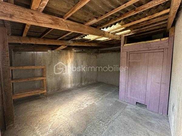 LA FORÊT-FOUESNANT – À 5 MINUTES DES PLAGES – MAISON EN PIERRE DES ANNÉES 1930 ENTIÈREMENT RÉNOVÉE – 85 M² HABITABLES – SALON-SÉJOUR AVEC POÊLE À BOIS – CUISINE AMÉNAGÉE ET ÉQUIPÉE – 2 CHAMBRES – ESPACE BUREAU – BOX-ATELIER – STATIONNEMENT – AUCUNS TRAVAUX À PRÉVOIR – PARCELLE DE 169 M².

**** Le charme de la pierre à proximité immédiate du littoral – maison rénovée, habitable immédiatement, sans travaux. ****

Gino DUPUY vous propose, à La Forêt-Fouesnant, cette maison en pierre des années 1930, entièrement rénovée, située à seulement 5 minutes des plages.

D’une surface habitable de 85 m², elle offre une pièce de vie chaleureuse avec poutres apparentes et poêle à bois, une cuisine aménagée et équipée, deux chambres lumineuses ainsi qu’un espace pouvant accueillir un bureau.

Une maison clé en main, parfaitement adaptée à une résidence principale, un premier achat, un pied-à-terre proche du littoral ou un projet d’investissement locatif.

La maison se compose de la manière suivante :

Au rez-de-chaussée :

Un sas d’entrée permettant d’accéder à l’intérieur de la maison.
Une entrée ouvrant sur un salon-séjour chaleureux avec poutres apparentes, carrelage au sol, poêle à bois et portes vitrées en PVC double vitrage donnant sur l’extérieur.
Une cuisine aménagée et équipée comprenant : four, plaques à induction, hotte, lave-vaisselle, emplacement pour réfrigérateur combiné et sèche-linge.
Une salle d’eau avec douche à l’italienne et meuble vasque.
Un WC indépendant.

À l’étage :

Un palier suffisamment spacieux pour accueillir un bureau ou un espace de travail.
Deux chambres lumineuses.

Concernant l’extérieur :

Un petit jardin situé à l’entrée de la propriété.
Une parcelle de 169 m² environ, maison comprise, actuellement non clôturée.
Une place de stationnement devant le box.
Un box-atelier offrant un espace complémentaire appréciable pour stationner, bricoler ou stocker du matériel.
(désencombré virtuellement sur l'avant dernière photo)

Informations complémentaires :

Maison en pierre construite dans les années 1930.
Couverture en ardoises naturelles.
Maison rénovée.
Menuiseries en PVC double vitrage avec volets battants.
Chauffage par chaudière électrique et poêle à bois dans la pièce de vie.
Aucuns travaux à prévoir.
Surface habitable : 85 m².
Parcelle : 169 m² environ, maison comprise.
Deux chambres et un espace bureau.
Plages accessibles en 5 minutes environ.
Taxe foncière : 627€

Une maison pleine de charme, fonctionnelle et immédiatement habitable, bénéficiant d’un emplacement recherché à proximité du littoral de La Forêt-Fouesnant.


- - - Visite uniquement sur rendez-vous - - -

Contact Exclusif BSK : Gino DUPUY

VENTE IMMOBILIÈRE – LA FORÊT-FOUESNANT, QUIMPER & ALENTOURS
Échangeons sur votre projet, sans engagement, afin de définir la meilleure stratégie de vente.

APPORTEURS D’AFFAIRES
Vous connaissez quelqu’un qui souhaite vendre ou acheter ?
Un simple message suffit pour initier un contact, je m’occupe du reste. Rémunération attractive.

COLLABORATION INTERCABINET
Discutons volontiers d’un partage de mandat ou d’un acheteur en recherche.
Honoraires à la charge du vendeur : aucuns frais d’agence supplémentaires pour l’acquéreur.

Le prix affiché est le prix final, hors frais de notaire.